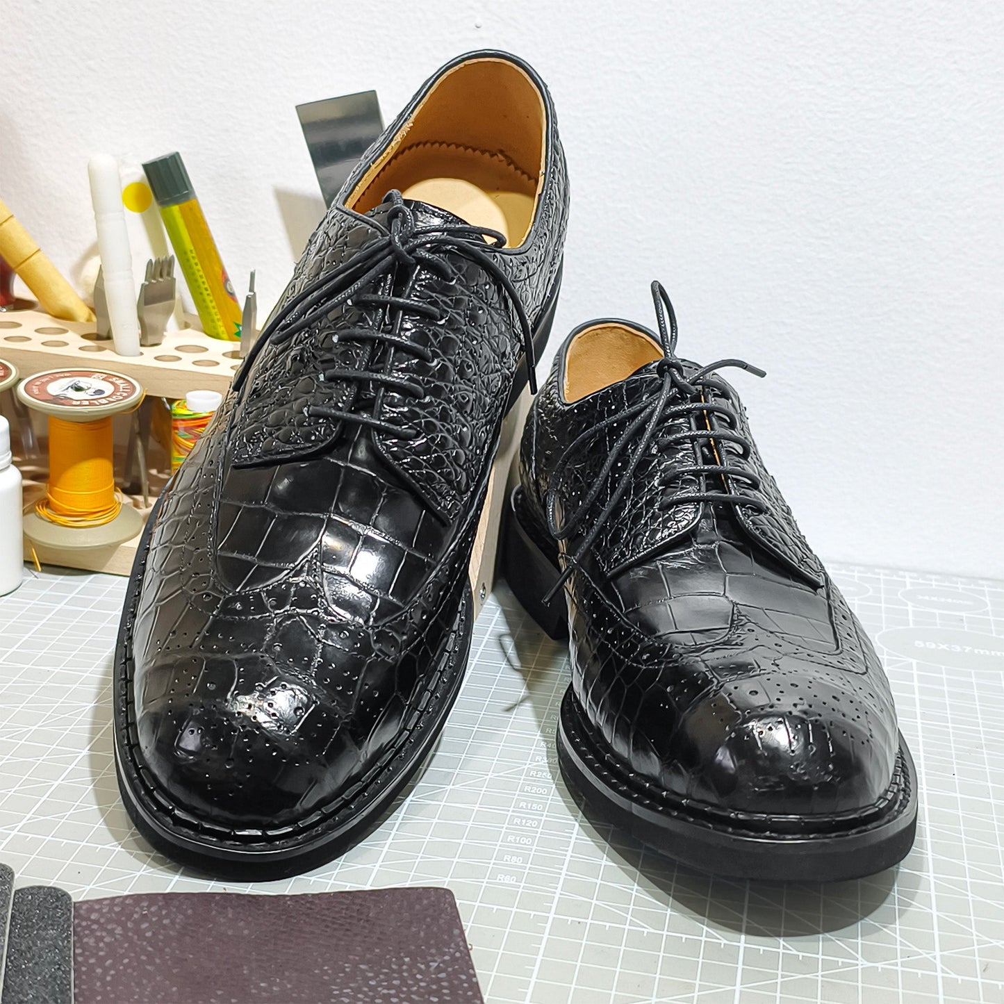 Handmade Genuine Alligator Leather Oxford Shoes, Glossy Black – Norwegian Welt & Brogue Artisanal Details