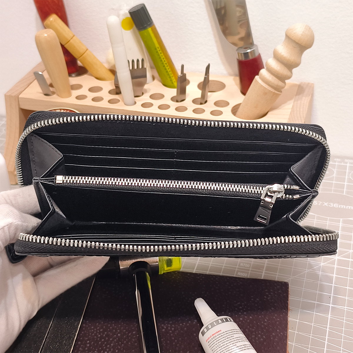 Handmade Genuine Alligator Clutch Wallet, Glossy Black Natural Texture Artisanal Zip-around Design for Daily Use