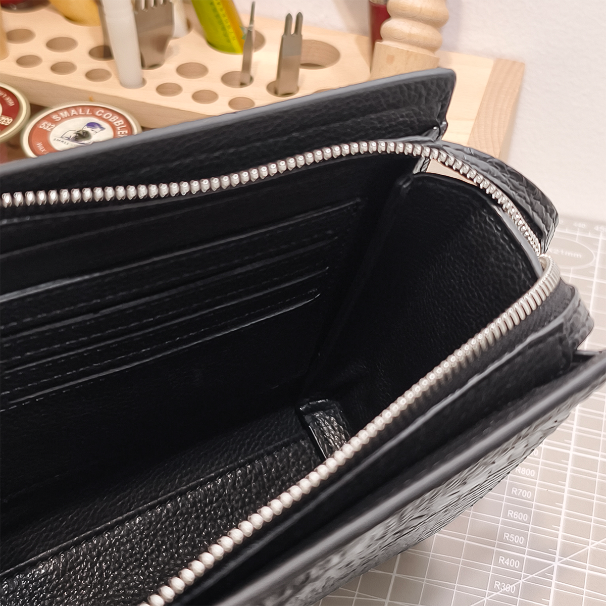 Handmade Genuine Alligator Clutch Bag, Glossy Black Purse with Lock And Wrist Strap