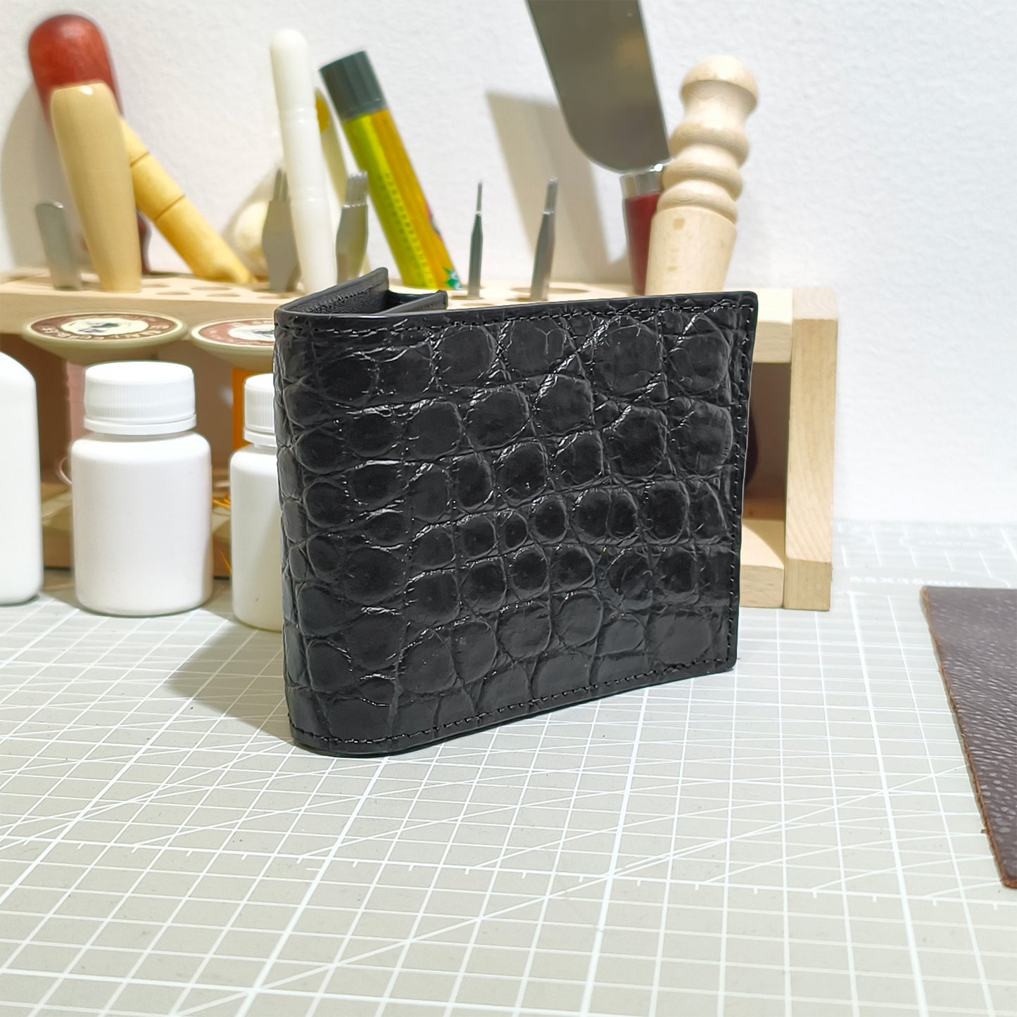 Handmade Genuine Alligator Leather Bi-fold Wallet: Glossy Black with Multi-Compartment