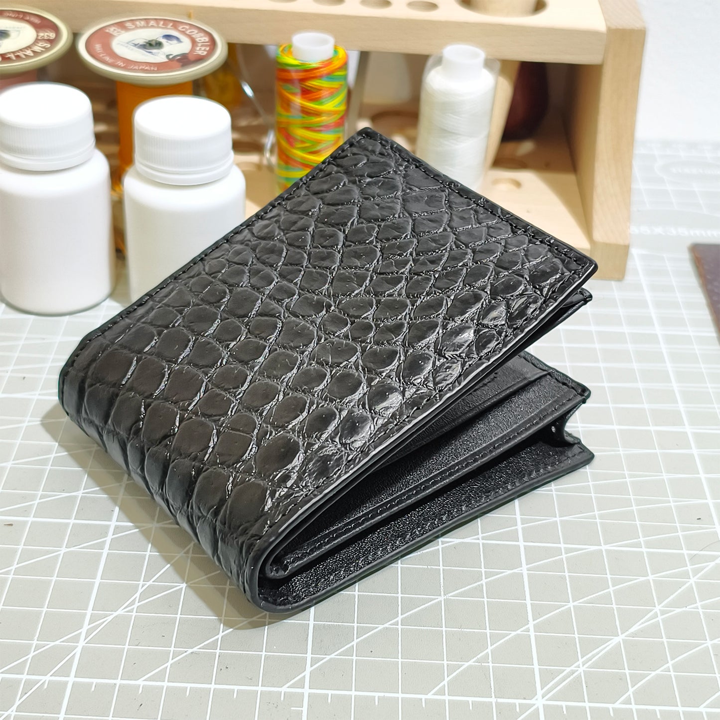 Handmade Genuine Alligator Leather Bi-fold Wallet: Glossy Black with Multi-Compartment