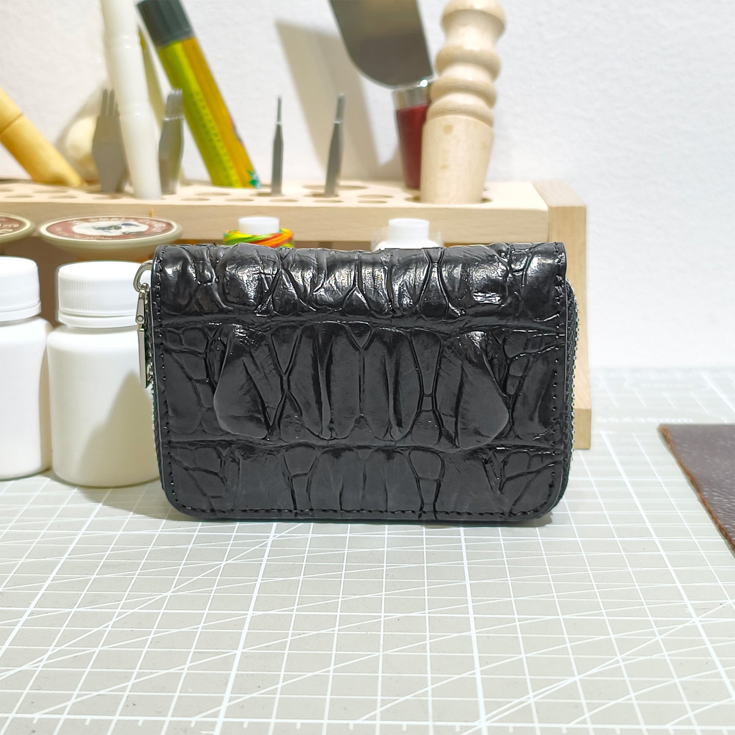 Handmade Genuine Alligator Leather Wallet: Zip-Around with Accordion Compartments