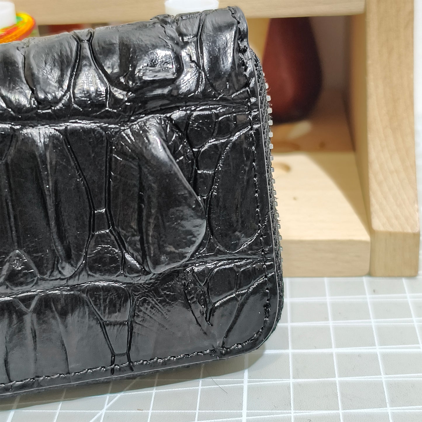 Handmade Genuine Alligator Leather Wallet: Zip-Around with Accordion Compartments