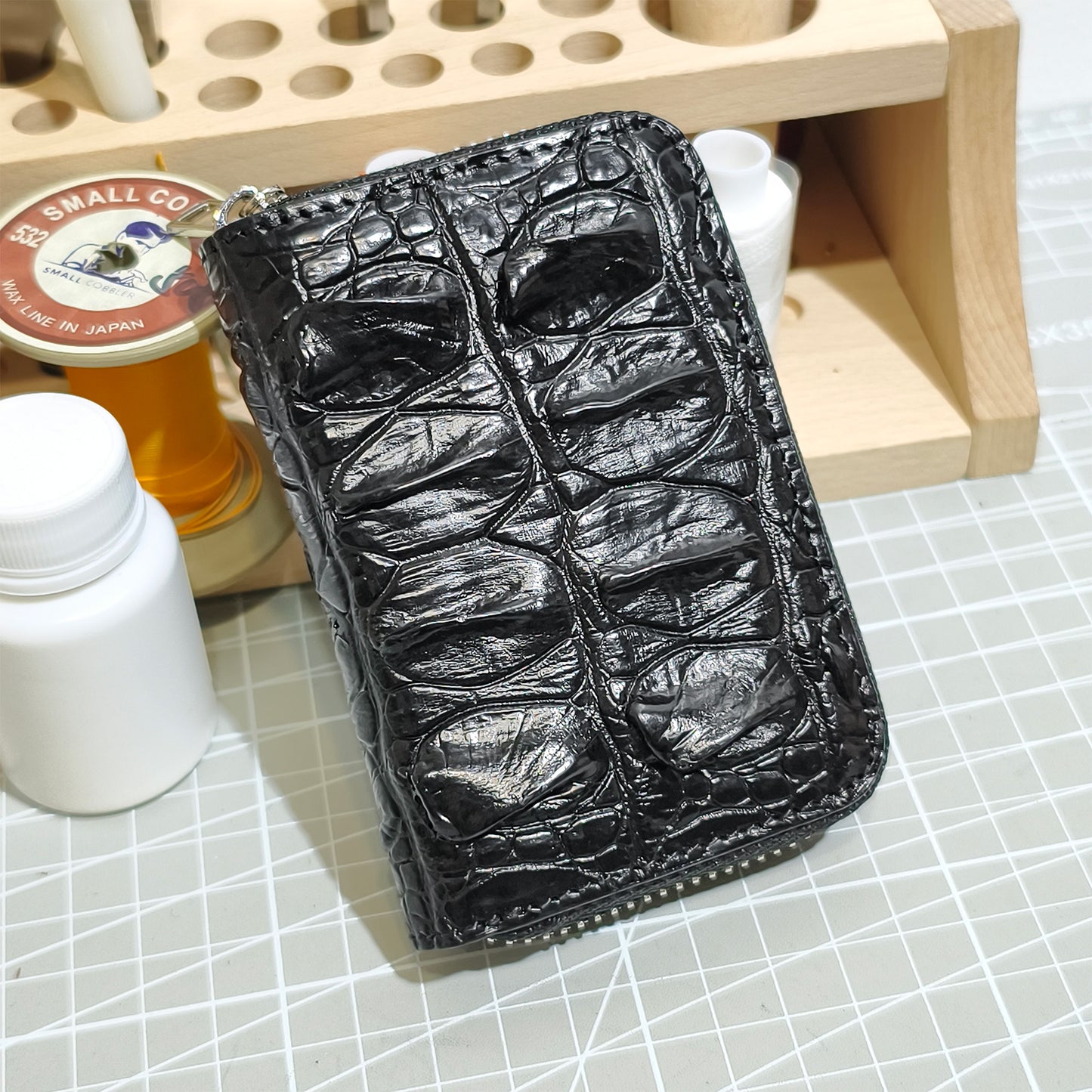 Handmade Genuine Alligator Leather Wallet: Zip-Around with Accordion Compartments