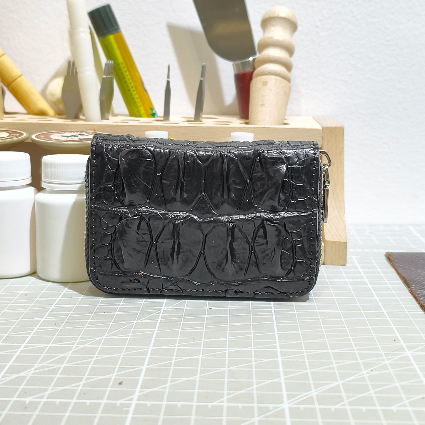 Handmade Genuine Alligator Leather Wallet: Zip-Around with Accordion Compartments