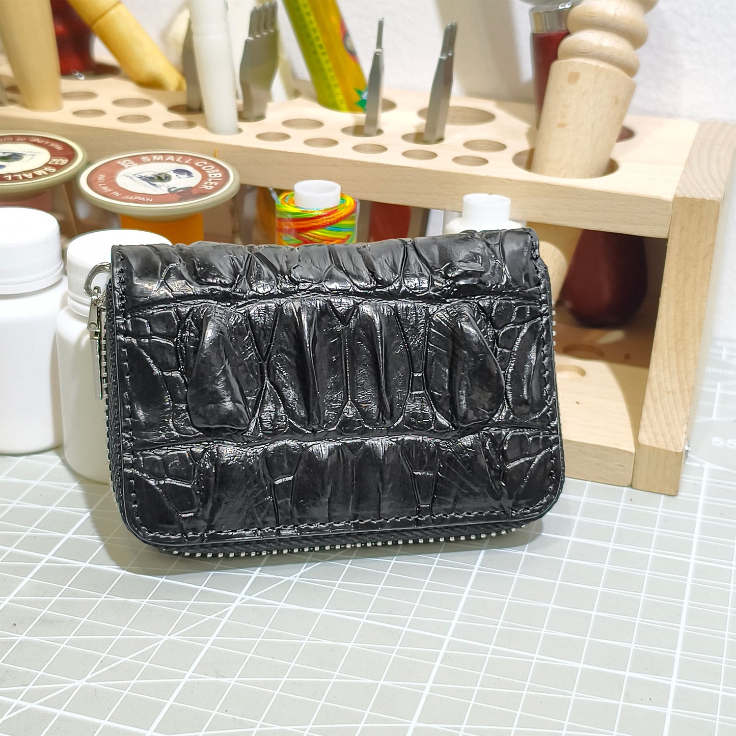 Handmade Genuine Alligator Leather Wallet: Zip-Around with Accordion Compartments