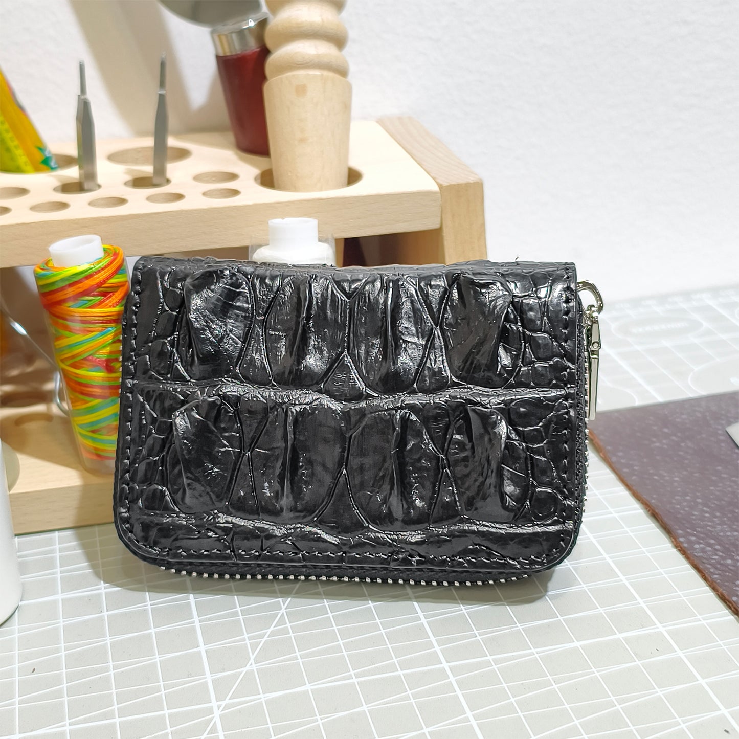 Handmade Genuine Alligator Leather Wallet: Zip-Around with Accordion Compartments