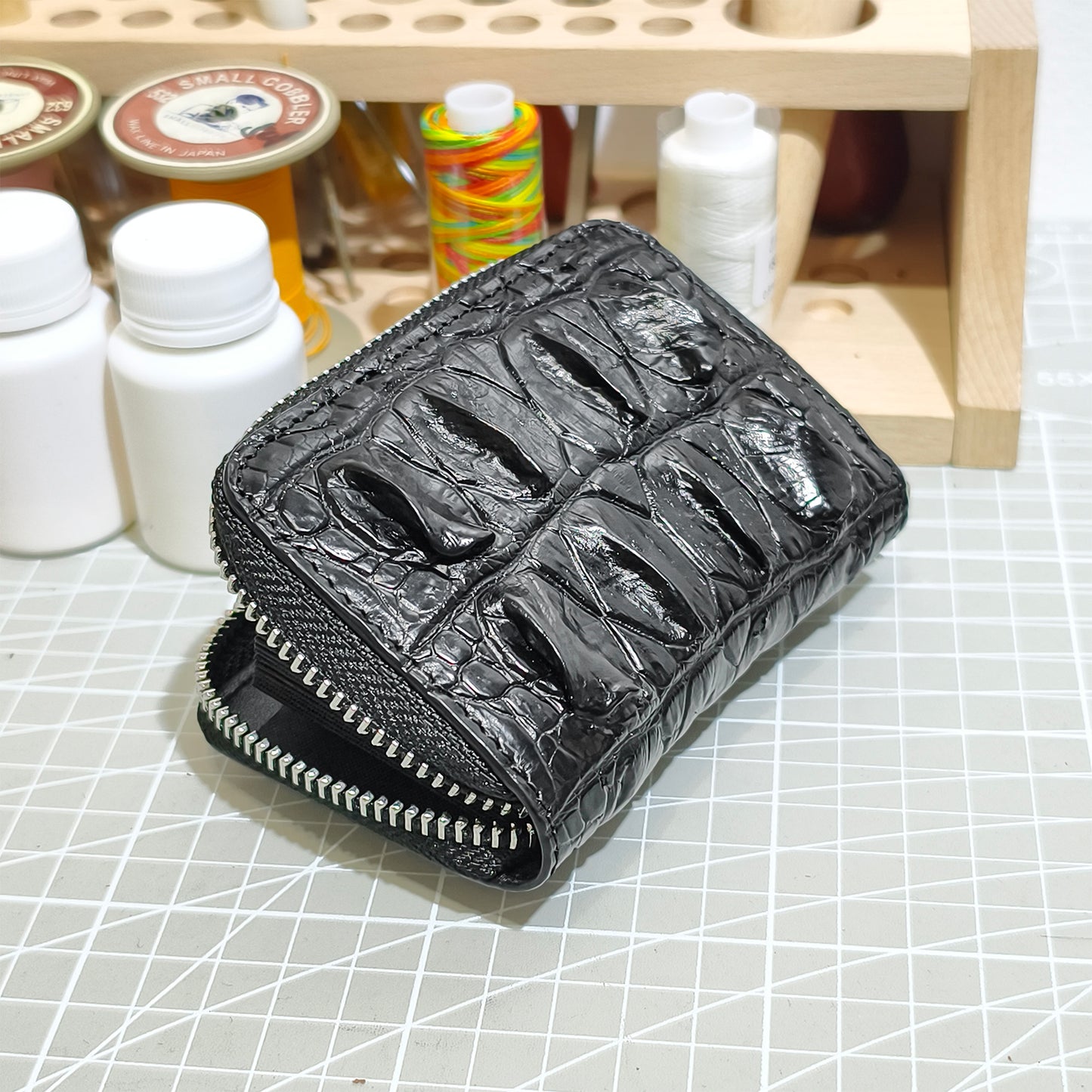Handmade Genuine Alligator Leather Wallet: Zip-Around with Accordion Compartments
