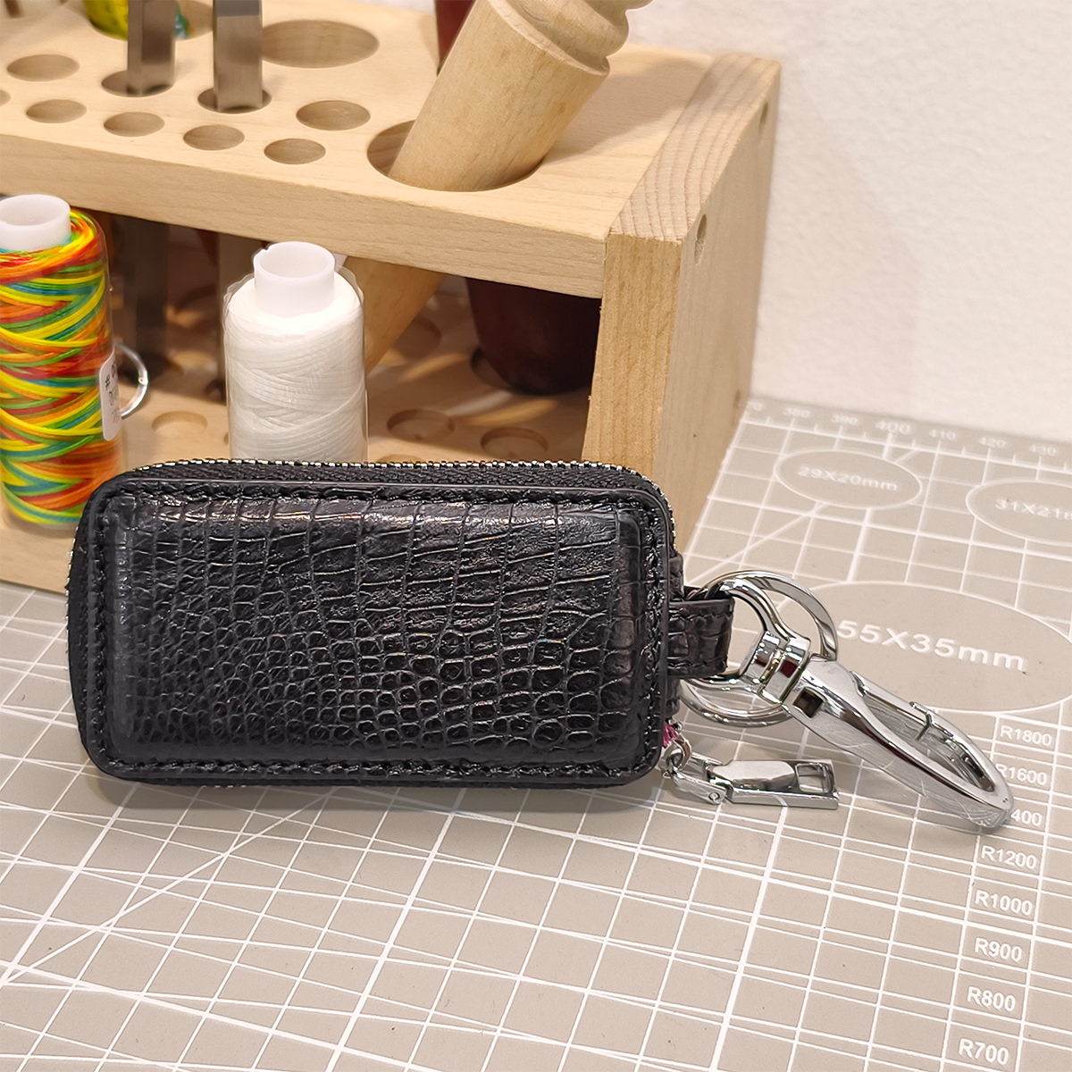 Handmade Genuine Alligator Leather Car Key Fob Case Protector, Glossy Black Natural Texture Artisanal Zip-around Design with Keychain