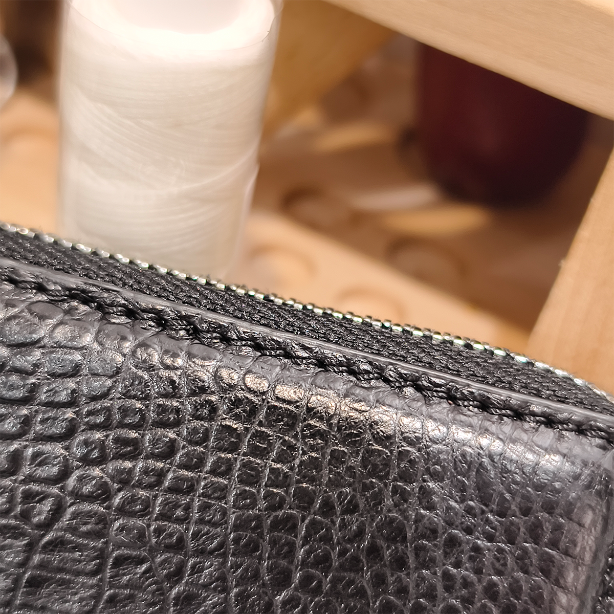 Handmade Genuine Alligator Leather Car Key Fob Case Protector, Glossy Black Natural Texture Artisanal Zip-around Design with Keychain