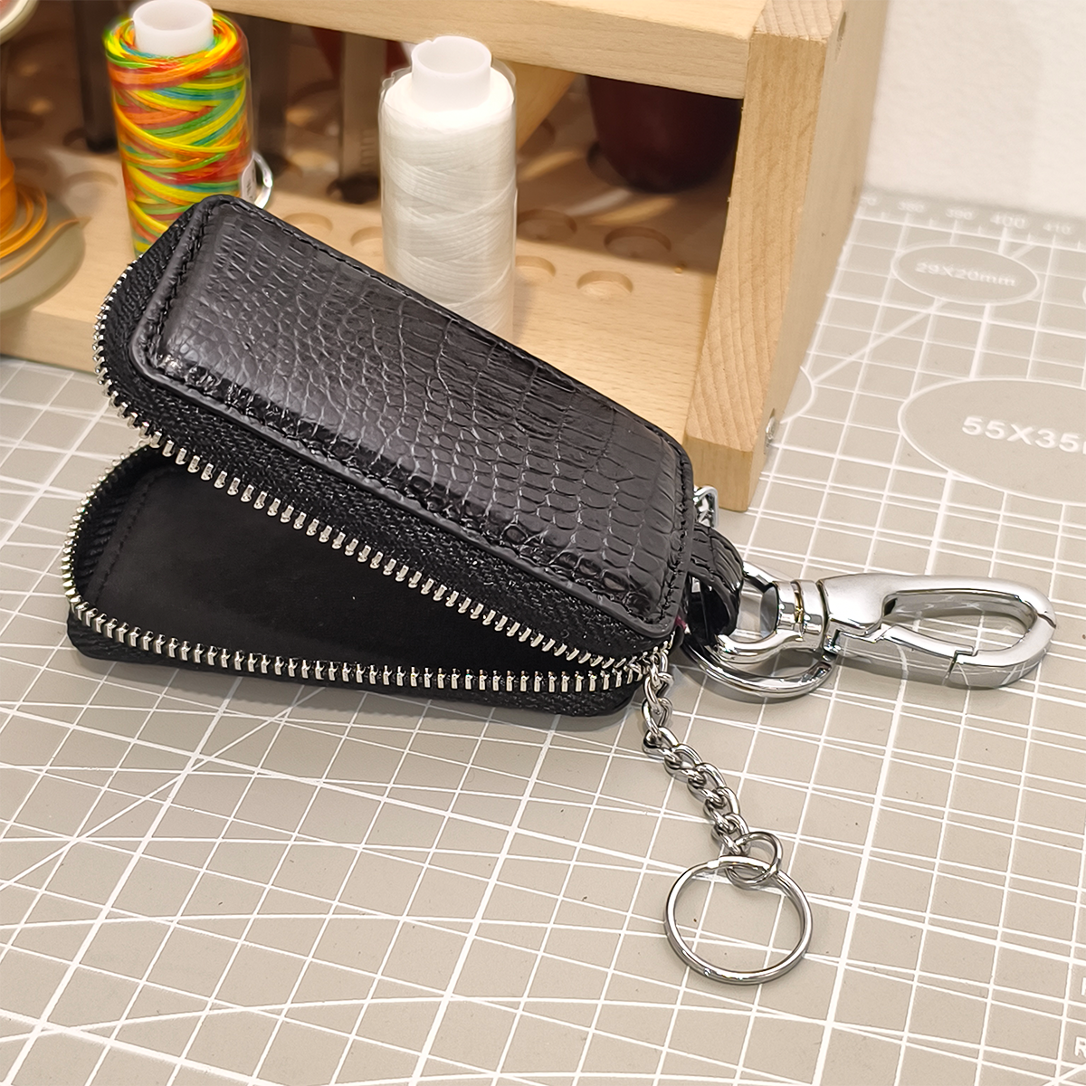 Handmade Genuine Alligator Leather Car Key Fob Case Protector, Glossy Black Natural Texture Artisanal Zip-around Design with Keychain