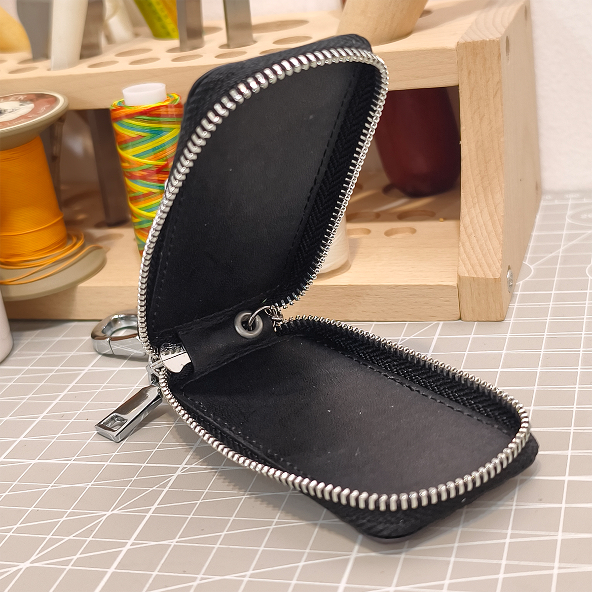 Handmade Genuine Alligator Leather Car Key Fob Case Protector, Glossy Black Natural Texture Artisanal Zip-around Design with Keychain