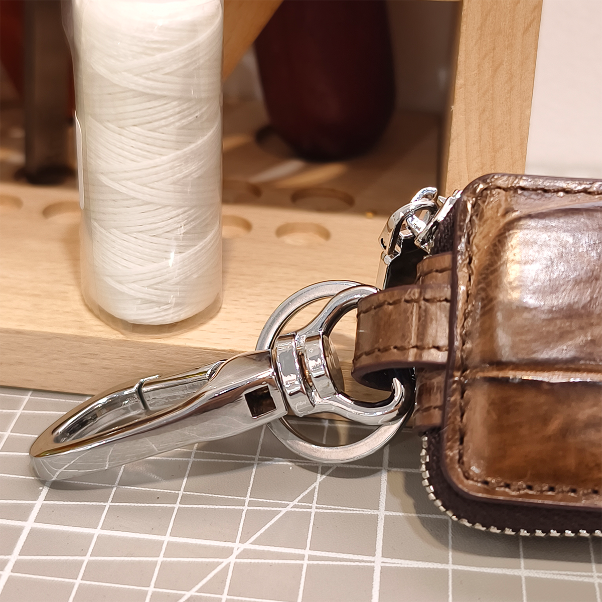 Handmade Genuine Alligator Leather Car Key Fob Case Protector, Glossy Brown Natural Texture Artisanal Zip-around Design with Keychain