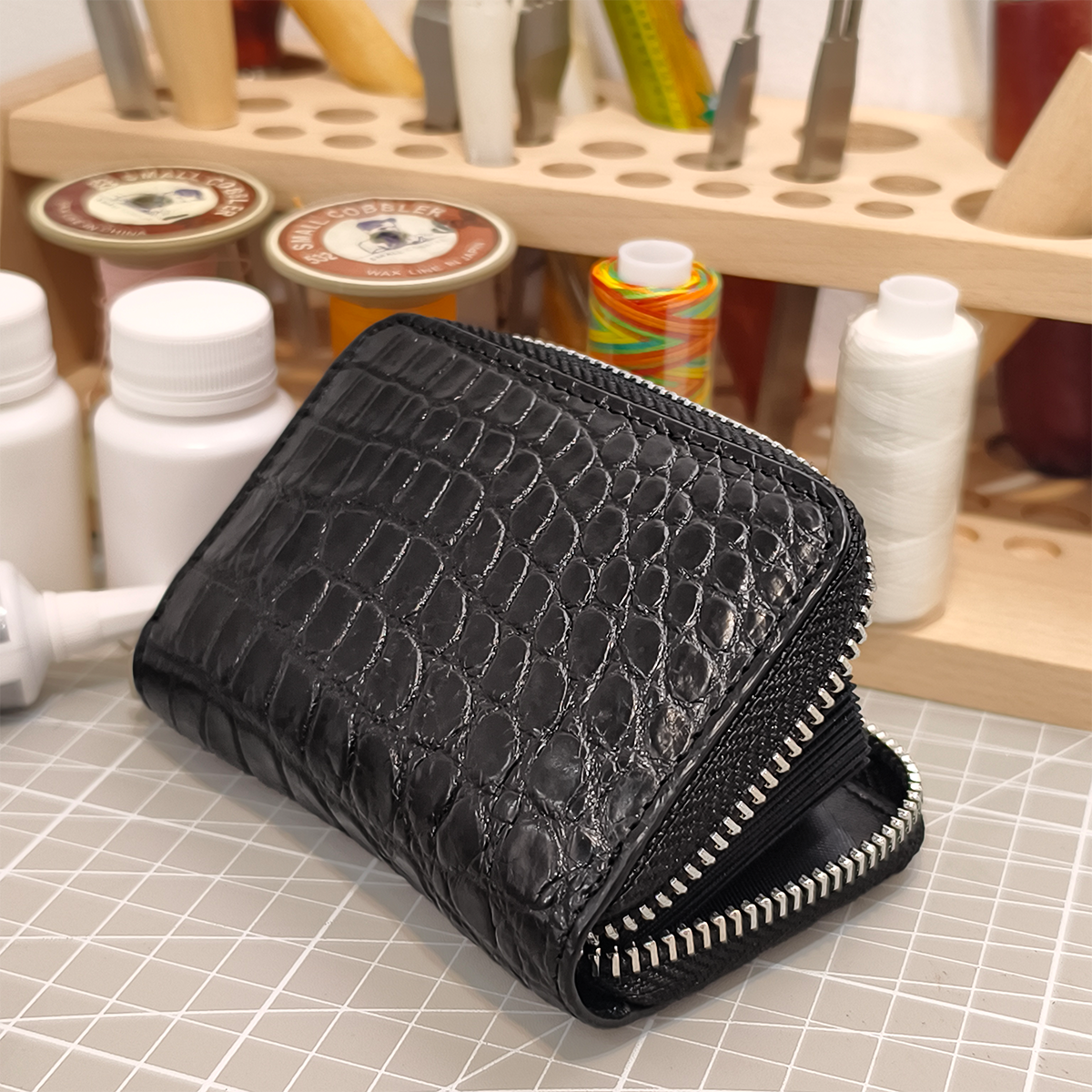 Handmade Genuine Alligator Leather Card Wallet, Glossy Black Natural Texture with Accordion Compartments