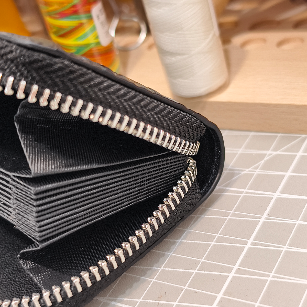 Handmade Genuine Alligator Leather Card Wallet, Glossy Black Natural Texture with Accordion Compartments