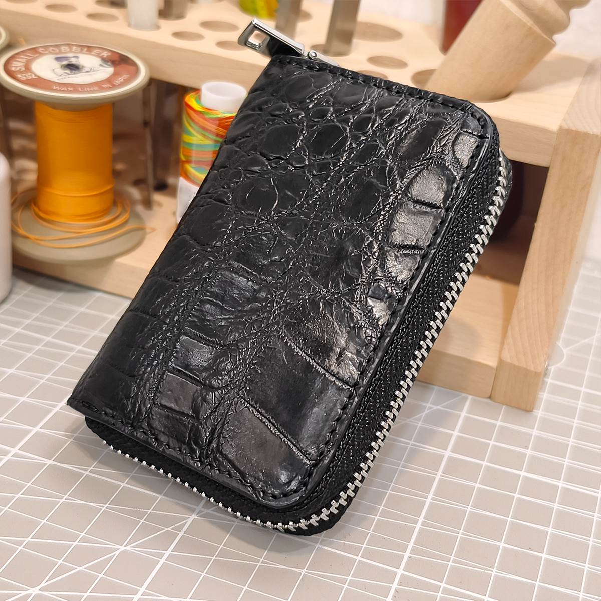 Handmade Genuine Alligator Leather Card Wallet, Glossy Black Natural Texture with Accordion Compartments
