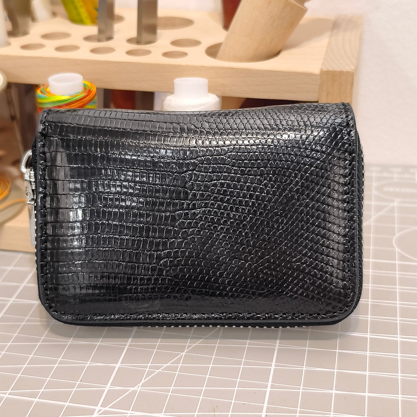 Handmade Genuine Lizard Leather Card Wallet Case: Glossy Black with Accordion Compartments