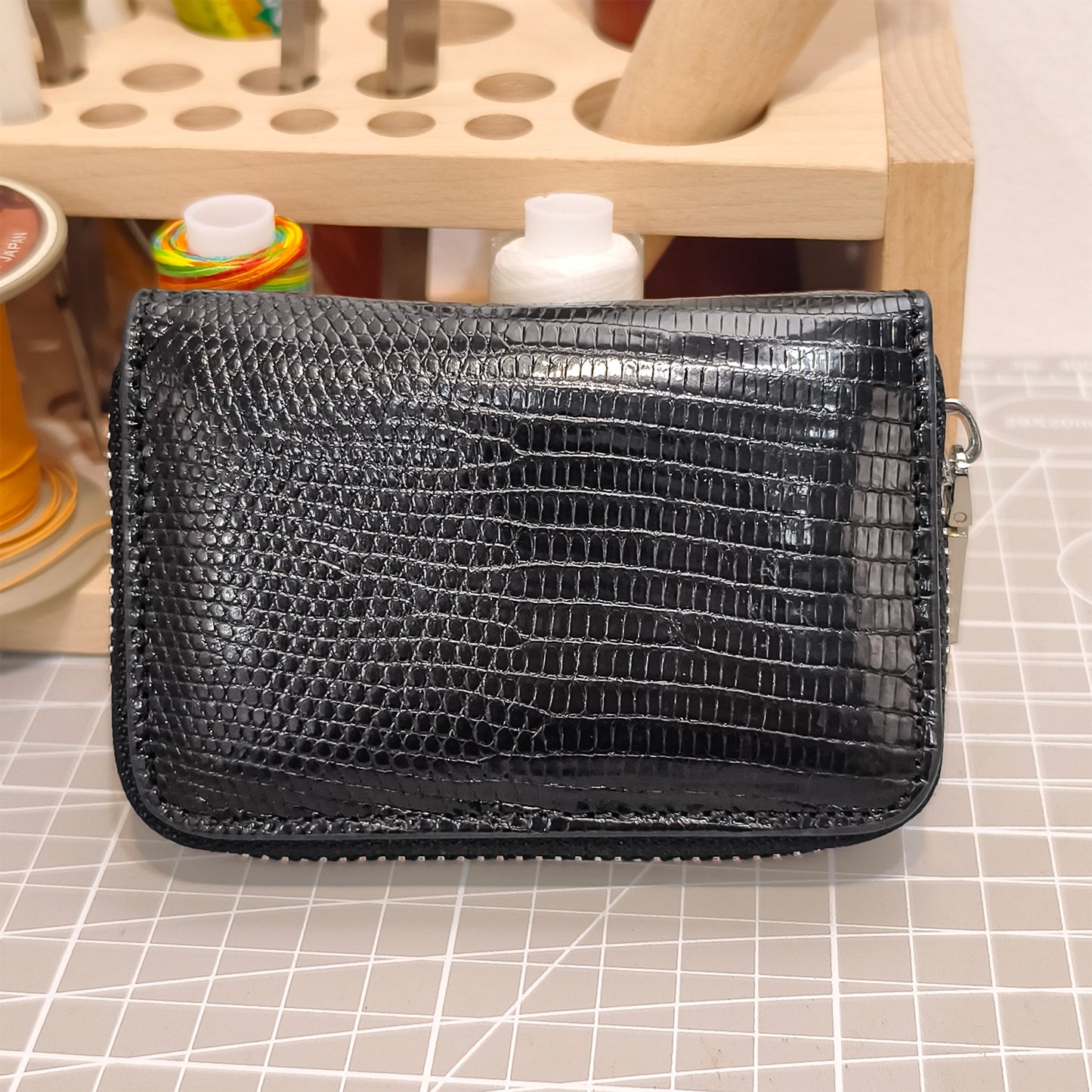 Handmade Genuine Lizard Leather Card Wallet Case: Glossy Black with Accordion Compartments