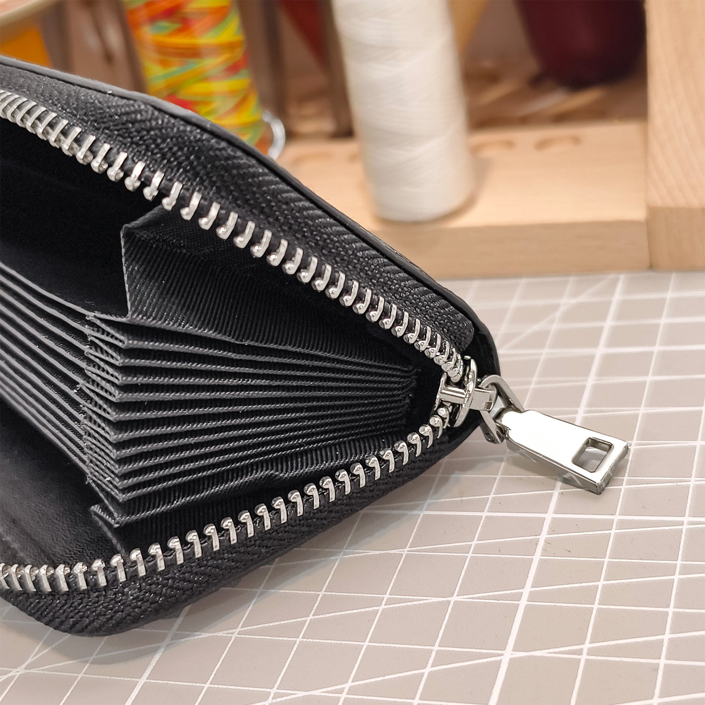 Handmade Genuine Lizard Leather Card Wallet Case: Glossy Black with Accordion Compartments