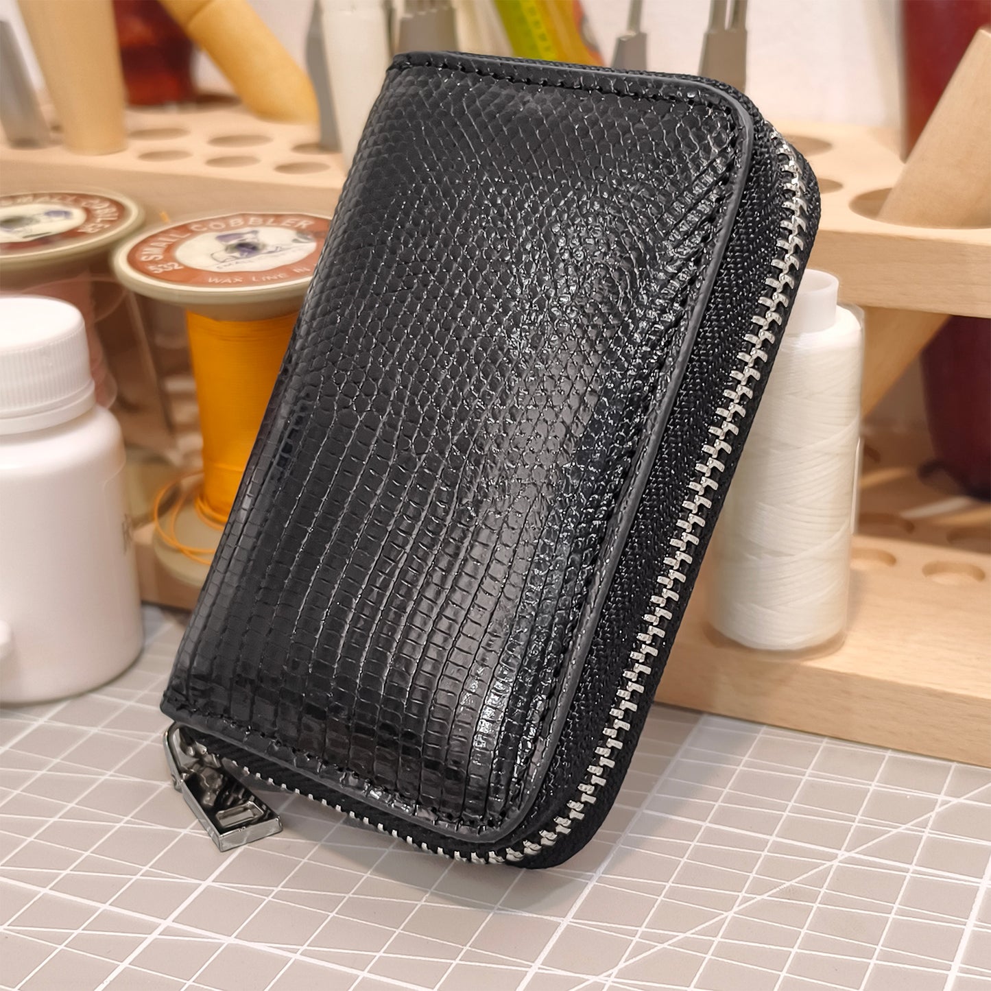 Handmade Genuine Lizard Leather Card Wallet Case: Glossy Black with Accordion Compartments